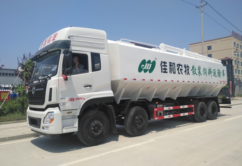液壓散裝飼料車(chē)是怎么操作的？要注意哪些事項(xiàng)？