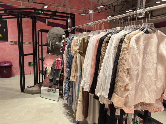 好喝好逛又出片 線下服裝店開始流行“場(chǎng)景化”服飾零售