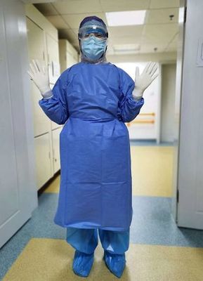 隔著防護(hù)服的愛 看不見的臉，看得見的守護(hù)